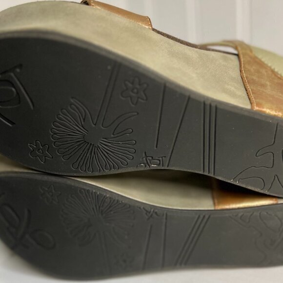 OTBT Gold Bushnell Leather Wedge - Women, Size: 10 M - Picture 8 of 9